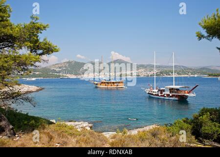 Escursione di ancoraggio barche off Stipanska isola, Isola di Hvar sul retro, Dalmazia Centrale, Adriatico, Croazia, Europa Foto Stock