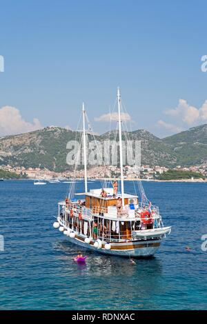 Escursione in barca off di ancoraggio Stipanska isola, Isola di Hvar sul retro, Dalmazia Centrale, Adriatico, Croazia, Europa Foto Stock