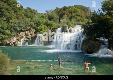La cascata nel Parco Nazionale di Krka, costa Adriatica, Croazia, Europa Foto Stock