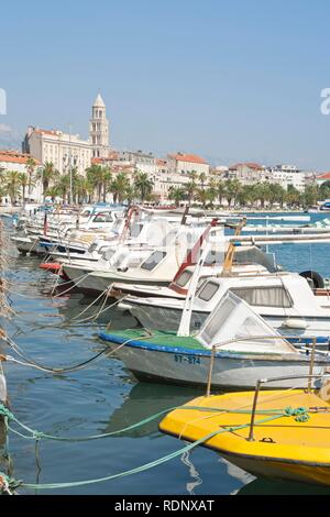 Barche da pesca nel porto di Split, Dalmazia Centrale, Adriatico, Croazia, Europa Foto Stock