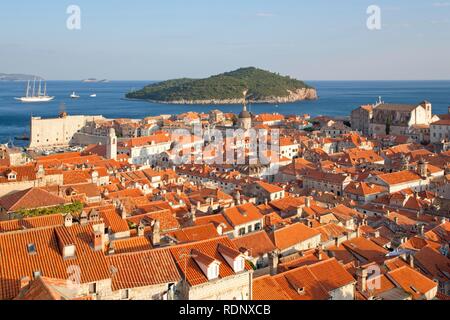 Vista panoramica sui tetti della città vecchia di Dubrovnik dalla torre Minceta, Dalmazia Meridionale, costa Adriatica, Croazia, Europa Foto Stock