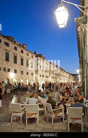 Boulevard di Stradun in serata, la storica città di Dubrovnik, Dalmazia Meridionale, costa Adriatica, Croazia, Europa Foto Stock