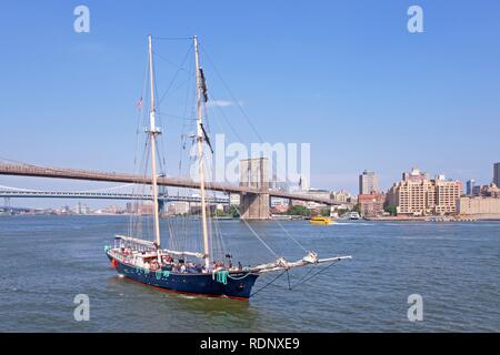 Nave a vela nella parte anteriore del ponte di Brooklyn, New York, Stati Uniti d'America Foto Stock