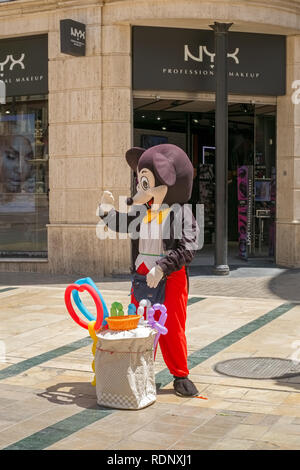 Malaga, Spagna - 26 maggio 2018. Disney Mickey Mouse carattere in costume vendita di palloncini per i bambini presso la piazza della Costituzione, la città di Malaga, Costa del Sol, Foto Stock