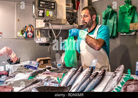 Malaga, Spagna - 26 maggio 2018. Venditore di pesce da Ataranzanas Mercato Centrale, Malaga, Spagna Foto Stock