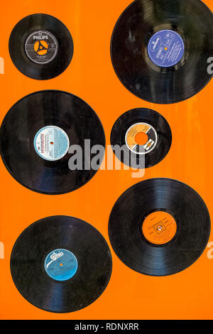 Malaga, Spagna - 26 maggio 2018. Old Dirty disco in vinile su sfondo arancione Foto Stock