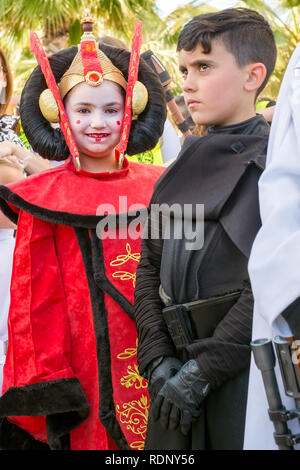 Malaga, Spagna - 05 maggio 2018. Membro della legione 501guarnigione spagnola bambino vestito come Padme Amidala, regina di Naboo dal film la saga Star War Foto Stock