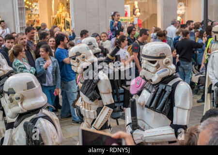 Malaga, Spagna - 05 maggio 2018. Membri della legione 501guarnigione spagnola vestito come guerrieri dal film la saga di Star Wars, eseguire lungo il cammino M Foto Stock