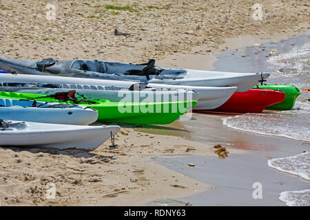 Colorato Canoe sulla spiaggia sabbiosa. Il concetto di riposo attivo Foto Stock