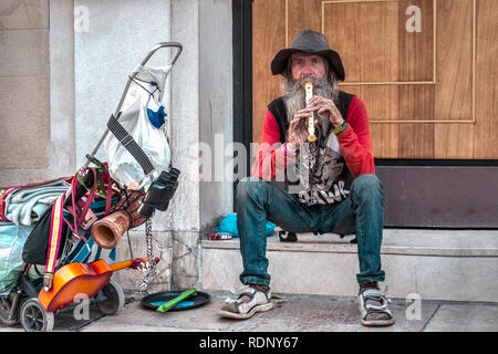Malaga, Spagna - 25 maggio 2018. Il cantante di strada con un flauto nella città di Malaga, Spagna. Foto Stock