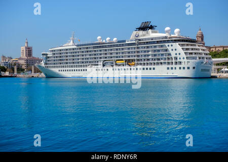 Malaga, Spagna - 17 aprile 2018. Il mondo, il più grande di proprietà privata yacht residenziale, nel porto di Malaga, Spagna Foto Stock