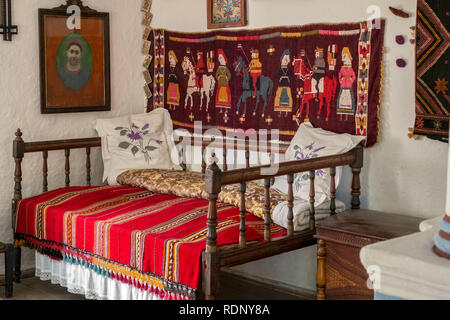 Bucarest, Romania, 05 settembre 2017. Dimitrie gusti nazionali museo del villaggio. Tradizionale folk rumena interno di una casa con decorazioni d'epoca. Foto Stock