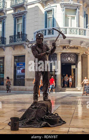 Malaga, Spagna - 03 Agosto, 2018. Statua umana di un minatore esegue su Marques de Larios, pedonale nel centro storico di Malaga, Spagna Foto Stock