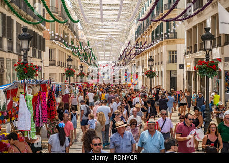 Malaga, Spagna - 12 agosto 2018. Persone su Marques de Larios strada pedonale a Feria de Malaga, un evento annuale che si tiene a metà agosto Foto Stock