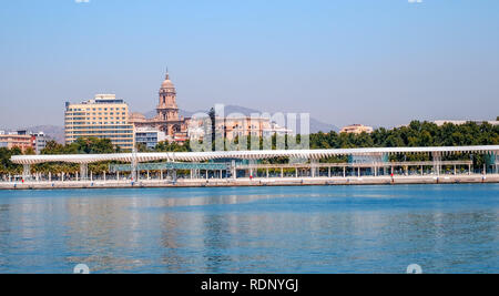 Malaga, Spagna - 03 Agosto, 2018. Vista del Paseo del Muelle Onu nel porto di Malaga. El Muelle Onu, Cattedrale dell Incarnazione e Hotel Marriott, AC Hotel Foto Stock