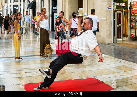 Malaga, Spagna - 03 Agosto, 2018. Questa è una scultura umana con un cameriere di caduta su Marques de Larios, pedonale nel centro storico Foto Stock