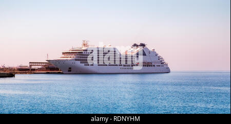 Malaga, Spagna - 03 Agosto, 2018. Nave da crociera Seabourn Encore, ancorato nel porto di Malaga Foto Stock