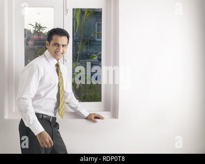 Ritratto di un giovane uomo nella sua casa Foto Stock
