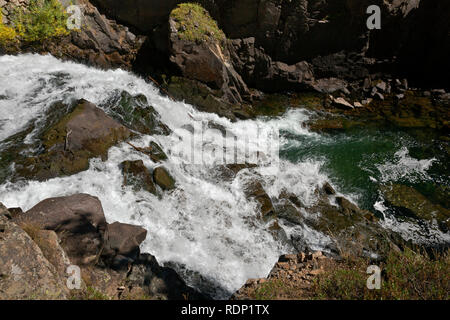 MT00258-00...MONTANA - piccola cascata sulla Clark Fork di Yellowstone River in Shoshone National Forest. Foto Stock