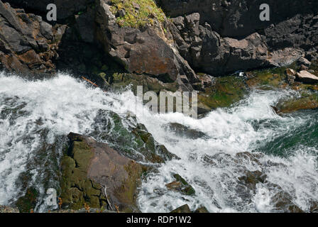 MT00259-00...MONTANA - piccola cascata sulla Clark Fork di Yellowstone River in Shoshone National Forest. Foto Stock