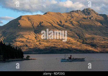 L'imbarcazione turistica il TSS Earnslaw crociere il litorale del Lago Wakatipu in Queenstown sull'Isola del Sud della Nuova Zelanda. Foto Stock