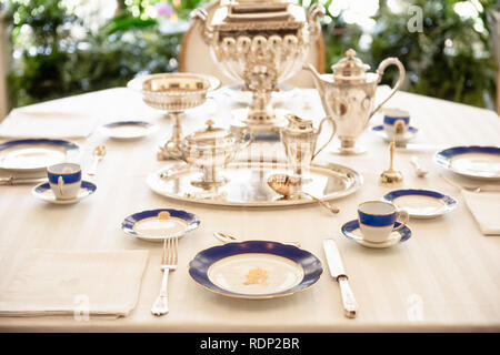 WASHINGTON, DC - una piccola zona pranzo fuori la principale sala da pranzo che Marjorie Merriweather Post usato come la sua prima colazione zona pranzo. Hillwood Station wagon e il Museo di Washington DC è l'ex residenza di imprenditrice, socialite, filantropo e collezionista di Marjorie Merriweather Post, Hillwood è noto per l'alloggiamento e la visualizzazione di Post della grande collezione di arti decorative, con particolare forza nelle raccolte dalla casa di Romanov, compresi uova Fabergé. Altri punti salienti sono del XVIII e del XIX secolo arte francese ed uno dei paesi migliori collezioni di orchidee. Foto Stock