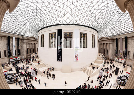 Foto scattata con un obiettivo fisheye Nikon 16mm f/2,8 full-frame su una NIKON D810 a 16mm e ƒ / 8,0. Il British Museum di Londra ospita una vasta collezione di opere d'arte e manufatti del mondo, che riflettono la storia umana, la cultura e le civiltà di tutto il mondo. Foto Stock