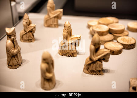 LONDRA, Regno Unito - il Lewis Chessmen (o Uig Chessmen) è una collezione di chessmen di avorio di valro e banchi da gioco elaborati intagliati risalente al 12th ° secolo. Sono stati scoperti nel 1831 sull'isola di Lewis nelle isole occidentali in Scozia. Il British Museum, a Londra, è uno dei musei più grandi e completi del mondo. È dedicato alla storia umana, all'arte e alla cultura, ed è stato fondato nel 1753. Il British Museum di Londra ospita una vasta collezione di opere d'arte e manufatti del mondo, che riflettono la storia umana, la cultura e le civiltà di tutto il mondo. Foto Stock