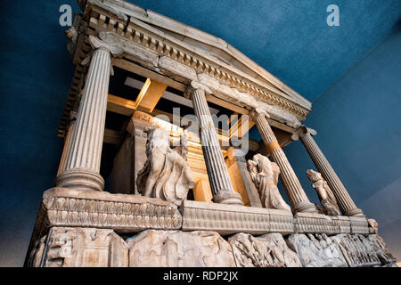 ISTANBUL, Turchia / Türkiye - LONDRA, Regno Unito - il monumento Nereide, la più grande e più bella delle tombe Lykian trovate vicino a Xanthos nel sud-ovest della Turchia. Prende il nome dalle figure di Nereidi, le figlie del dio del mare Nereo, che sono collocate tra le colonne. Fu costruito intorno al 390-380 a.C. Il British Museum, a Londra, è uno dei musei più grandi e completi del mondo. È dedicato alla storia umana, all'arte e alla cultura ed è stato fondato nel 1753. Il British Museum di Londra ospita una vasta collezione di opere d'arte e manufatti del mondo, che riflettono la storia umana, la cultura e. Foto Stock