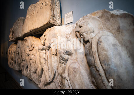 ISTANBUL, Turchia / Türkiye - LONDRA, Regno Unito - il monumento Nereide, la più grande e più bella delle tombe Lykian trovate vicino a Xanthos nel sud-ovest della Turchia. Prende il nome dalle figure di Nereidi, le figlie del dio del mare Nereo, che sono collocate tra le colonne. Fu costruito intorno al 390-380 a.C. Il British Museum, a Londra, è uno dei musei più grandi e completi del mondo. È dedicato alla storia umana, all'arte e alla cultura ed è stato fondato nel 1753. Il British Museum di Londra ospita una vasta collezione di opere d'arte e manufatti del mondo, che riflettono la storia umana, la cultura e. Foto Stock