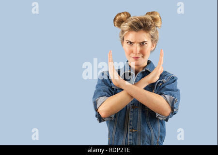 Molto giovane e bella ragazza emrtional mostra con le mani un segno di stop isolato su un background. Ragazza dire stop Foto Stock