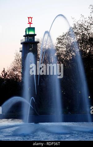 Torre Grugaturm e giochi d acqua in serata al Grugapark, grande parco nella città di Essen, Renania settentrionale-Vestfalia Foto Stock