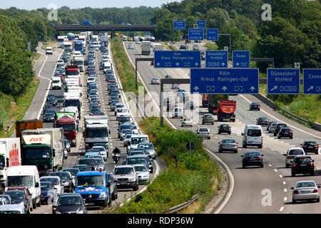 Ingorgo sull'autostrada A3, Breitscheider Kreuz bivio in direzione di Oberhausen, Ratingen, Renania settentrionale-Vestfalia Foto Stock