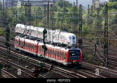 Treno Intercity-Express, ghiaccio e un treno regionale, treno suburbano, su pista, ferrovia, via rete accanto alla principale Foto Stock