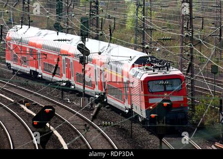 Doppio ponte di treno, il treno regionale, sulla pista, ferrovia, via rete accanto alla Essen stazione ferroviaria principale di Essen Foto Stock