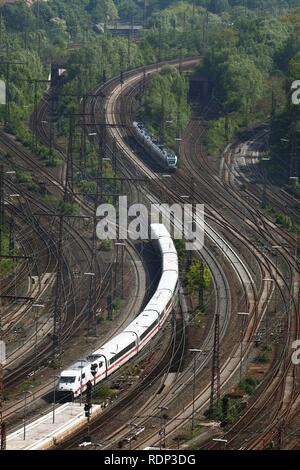 Ghiaccio, Intercity-Express treno e di un treno regionale sulla pista, ferrovia, via rete accanto alla Essen stazione ferroviaria principale Foto Stock