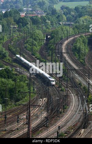 Ghiaccio, Intercity-Express treno sul binario, ferrovia, via rete accanto alla Essen stazione ferroviaria principale di Essen Foto Stock