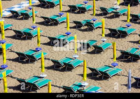 Ombrelloni e svuotare i lettini prendisole sulla spiaggia di Caorle, Mare Adriatico, Italia, Europa Foto Stock
