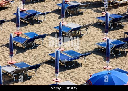 Ombrelloni e svuotare i lettini prendisole sulla spiaggia di Caorle, Mare Adriatico, Italia, Europerope Foto Stock