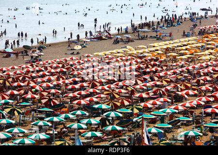 Ombrelloni e sedie a sdraio, il turismo di massa sulla spiaggia di Caorle, Mare Adriatico, Italia, Europa Foto Stock