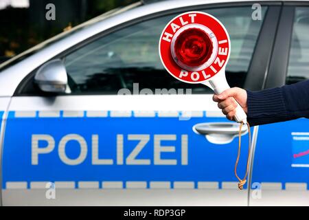 Disco di segnalazione nella parte anteriore di una macchina della polizia Foto Stock