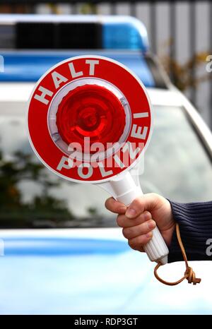 Disco di segnalazione nella parte anteriore di una macchina della polizia Foto Stock