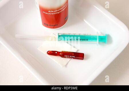 Ambulatorio medico, iniezione con una siringa monouso, immunizzazione Foto Stock