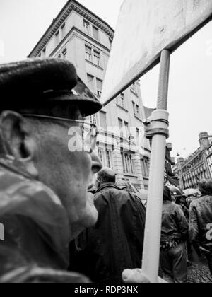 Strasburgo, Francia - Sep 12, 2018: Senior uomo d con targhetta durante un francese giornata nazionale di protesta contro la riforma del lavoro proposto da Emmanuel Macron di governo Foto Stock