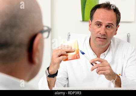 Ambulatorio medico, parlando a un paziente, discutendo il trattamento con un farmaco Foto Stock