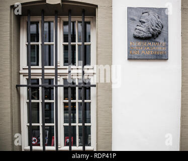 TRIER, Germania - Feb 21, 2015: vista anteriore di una lapide commemorativa sulla facciata della casa sono stati Karl Marx, il filosofo tedesco, economista, sociologo, giornalista e socialista rivoluzionario è nato nel 1818 Foto Stock