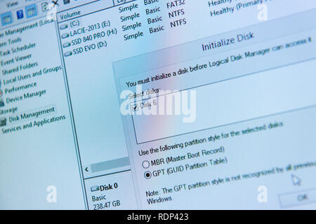 Parigi, Francia - Feb 17, 2015: schermo di computer con una finestra di nuovo HDD formato disco rigido inizializzare il disco GPT con la tabella di partizione GUID Foto Stock