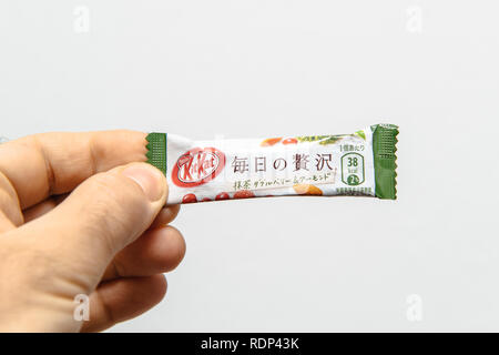 Berlino, Germania - Mar 3, 2018: uomo azienda giapponese Kit Kat cookie cioccolato Nestlé dal Giappone Foto Stock