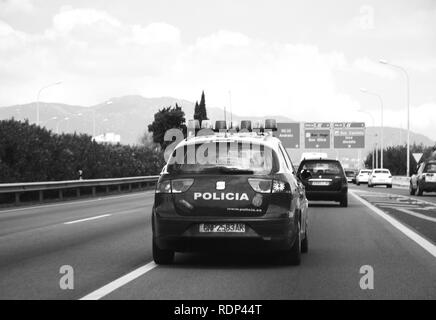 PALMA DE MALLORCA, Spagna - 10 Maggio 2018: Drive POV su la polizia Policia auto rilevamento della autostrada di isola spagnola su durante la stagione di vacanza - bianco e nero Foto Stock