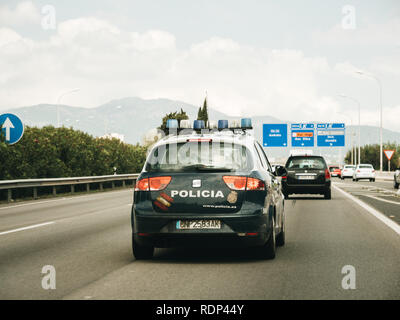 PALMA DE MALLORCA, Spagna - 10 Maggio 2018: Drive POV su la polizia Policia auto rilevamento della autostrada di isola spagnola su durante la stagione di vacanza Foto Stock